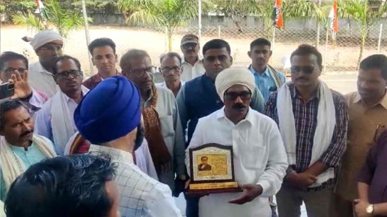 Award return in Chhattisgarh, former reached Congress Bhawan