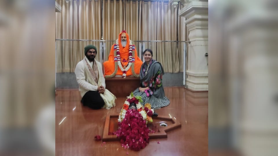Cricketer Virat kohli Anushka sharma Return from Rishikesh with precious Gift