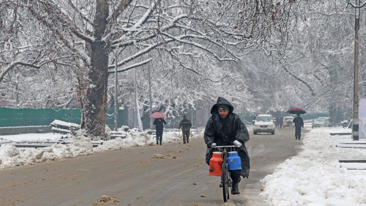 Jammu Kashmir weather Rain and snowfall affected life Avalanche Warning for ten districts