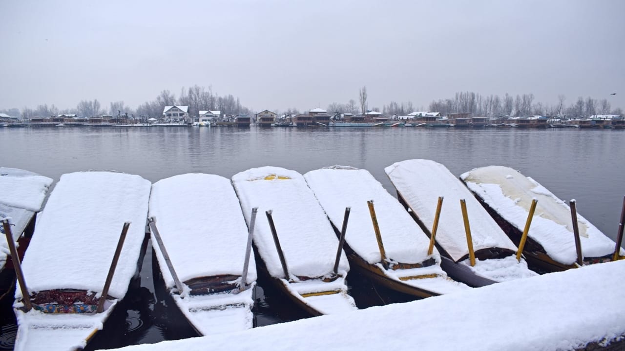 Jammu Kashmir weather Rain and snowfall affected life Avalanche Warning for ten districts