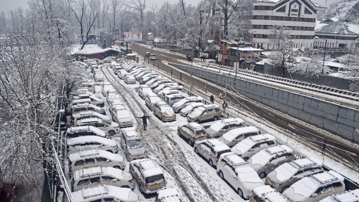 Jammu Kashmir weather Rain and snowfall affected life Avalanche Warning for ten districts
