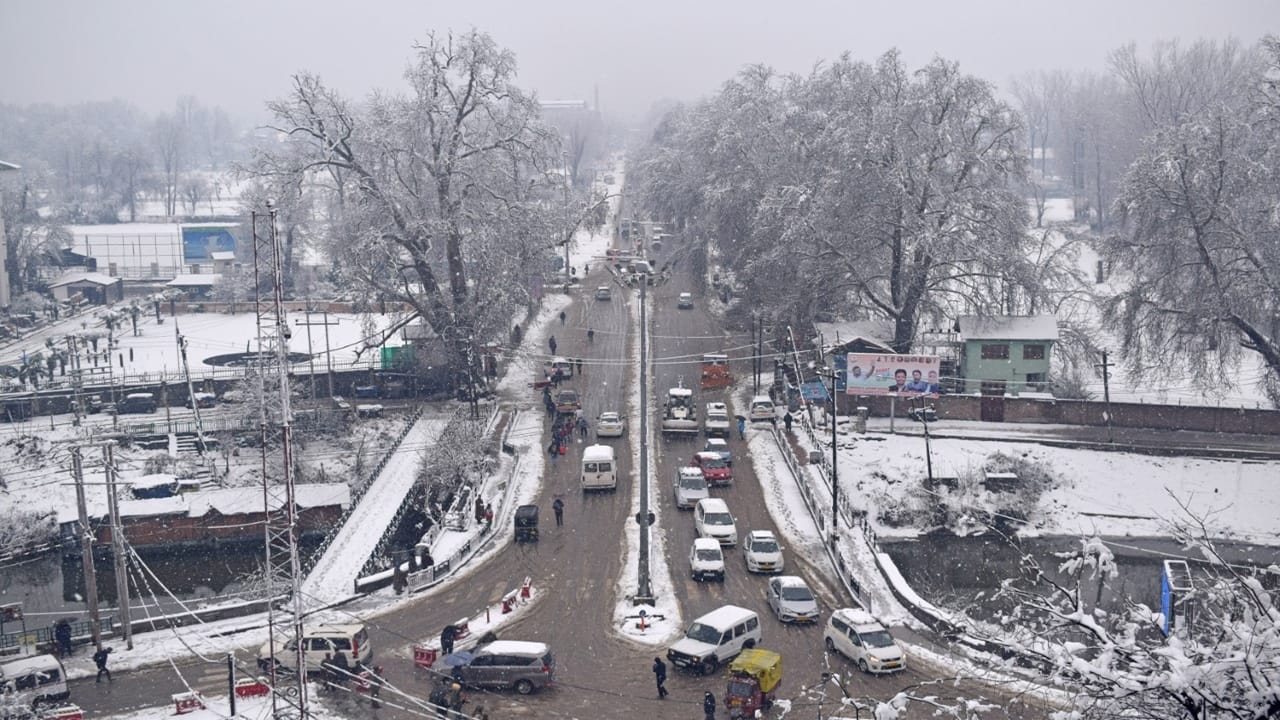 Jammu Kashmir weather Rain and snowfall affected life Avalanche Warning for ten districts