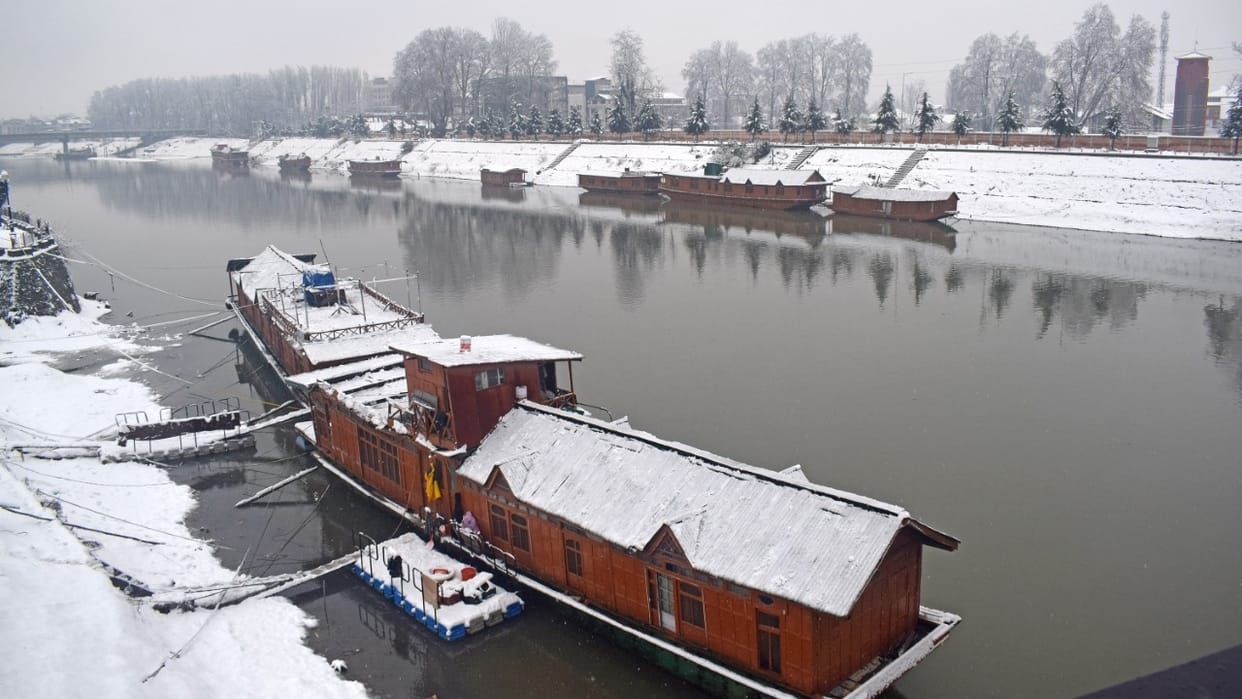 J&K Weather: Highway affected by landslides and falling stones danger of avalanches in snowfall affected areas