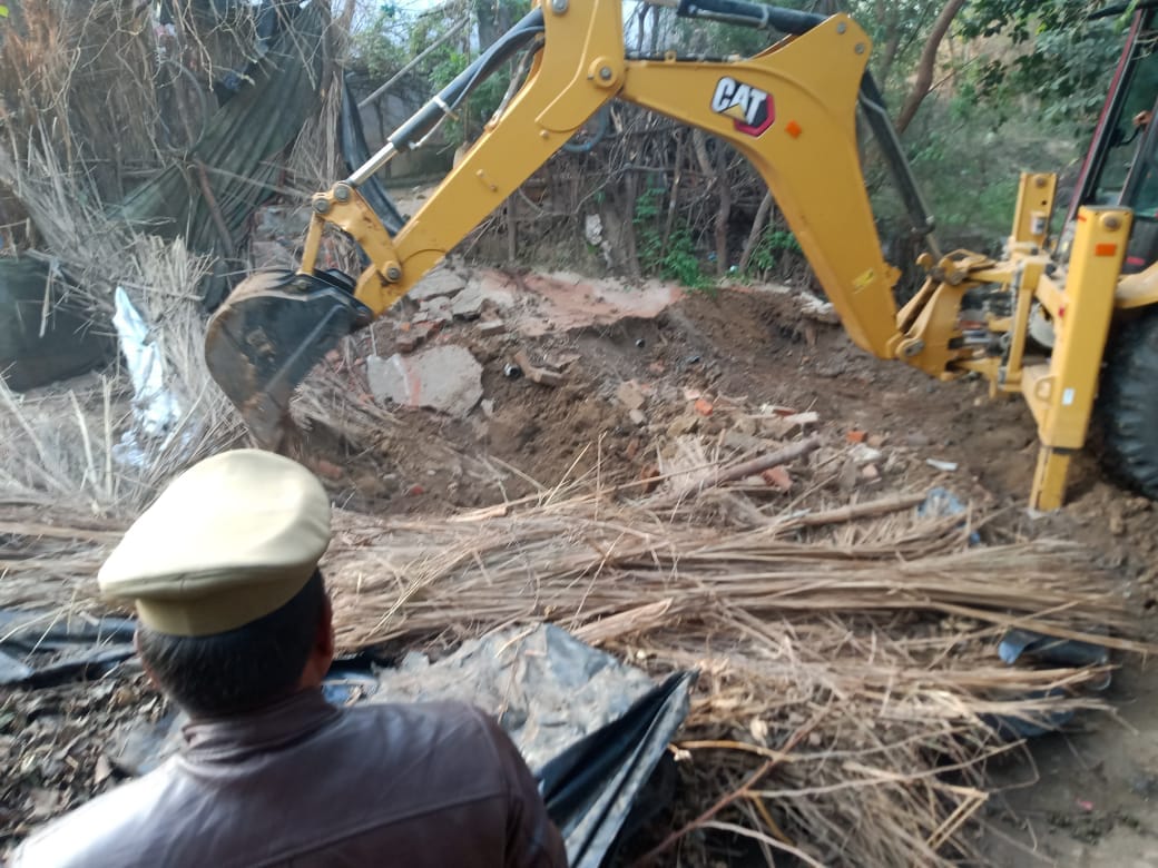 Bulldozer thundered at the house of conspirator of minor's conversion and marriage