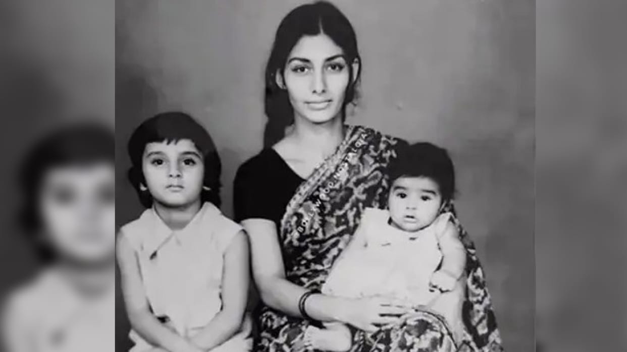 Actress Tabu Childhood Photo With Mother And Sister Farah Naaz Goes Viral on Social Media disprj