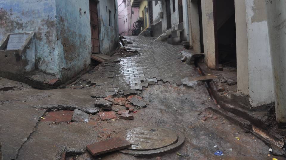 road is closed for five days due to which business has come to standstill After Tila Maithan accident in Agra
