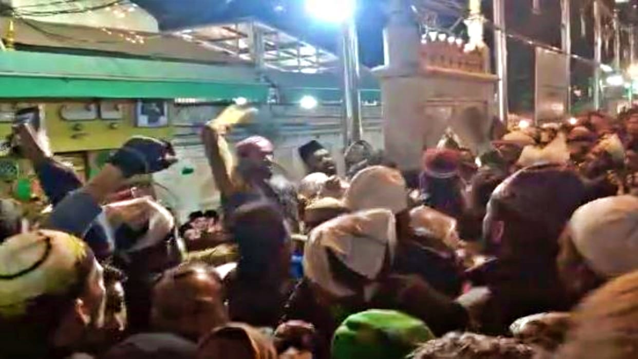 Barelvi and Khadim clash after sloganeering in Dargah