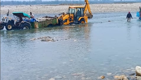 Water increased due to opening of Banbasa gate, 20 laborers stranded