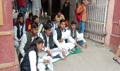 Protest of students from university to college in varanasi DSW office locked in BHU