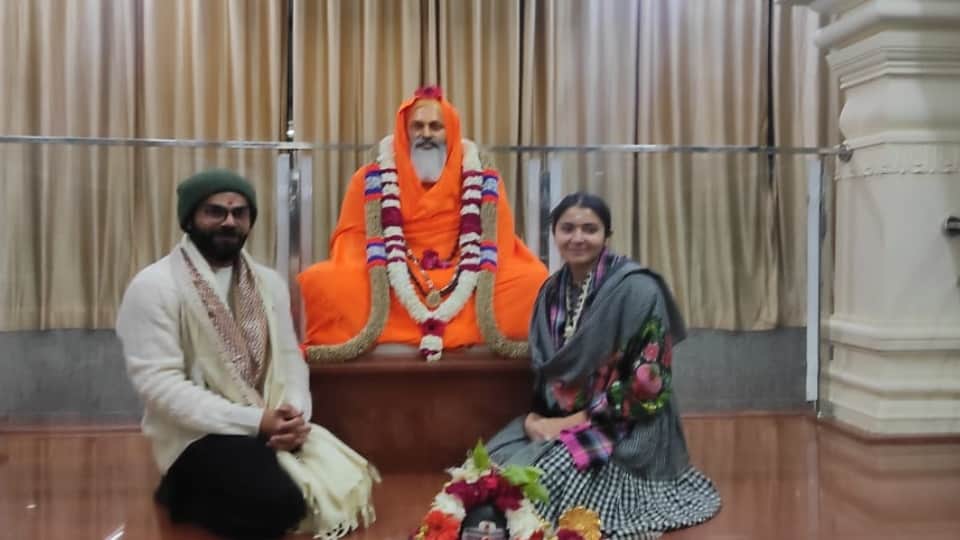 Virat kohli And Anushka sharma Reached Rishikesh In Pm Modi Guru Ashram