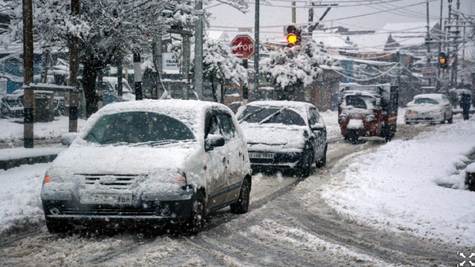 Heavy rain and snowfall in Jammu and Kashmir, exam postponed, air services affected and landslide on highway