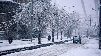Heavy rain and snowfall in Jammu and Kashmir, exam postponed, air services affected and landslide on highway