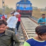 ट्रेन के इंजन ने मारी इंस्पेक्शन ट्राली को टक्कर