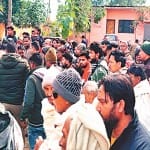 हंगामा करते ग्रामीण