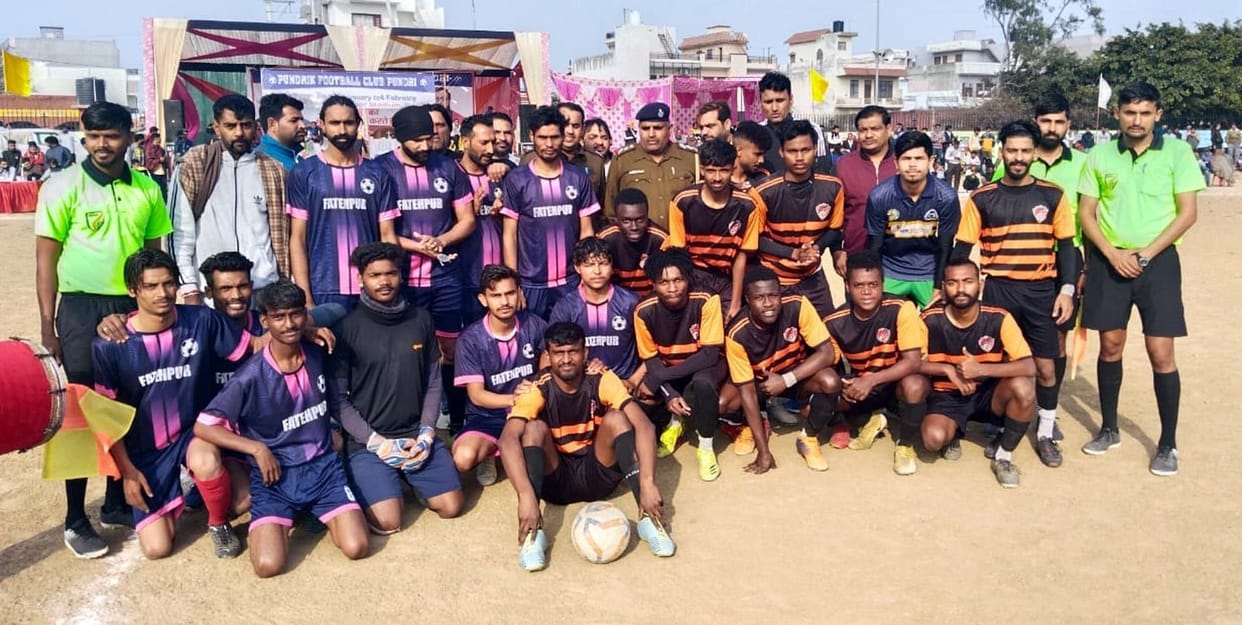 Mumbai team defeated Fatehpur in football competition