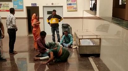 करंट लगने से युवक की मौत: बचाने गई मां और चाची भी चपेट में आकर झुलसे, कपड़े सुखाने के दौरान हादसा अस्पताल में विलाप करते परिजन।