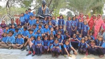 छात्रों का सत्याग्रह: प्राइमरी स्कूल में शिक्षक के लिए पहुंचे कलेक्ट्रेट, गांधी प्रतिमा के नीचे दिया धरना गांधी प्रतिमा के सामने धरने पर बैठे स्कूली छात्र।