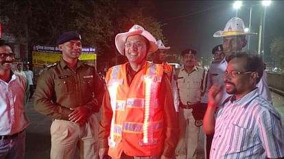 दुर्ग पुलिस ने तैयार करवाया अनोखा जैकेट: ट्रैफिक लाइट के साथ बदलता है रंग, हैट में भी लगाया रिसीवर एसपी अभिषेक पल्लव ने पहनी अनोखी जैकेट