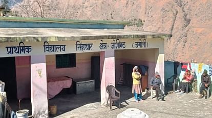 जोशीमठ में स्कूल में राहत शिविर