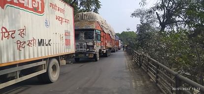 लखनऊ-दिल्ली राष्ट्रीय राजमार्ग पर रोजा ओवरब्रिज पर जाम में फंसे वाहन।संवाद