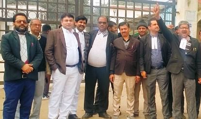 न्यायालय गेट पर अधिवक्ताओं ने किया प्रदर्शन।