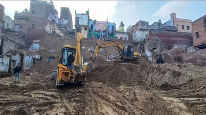 Filling of soil is being done in basement dug in Dharamshala in Teela Maithan at Agra
