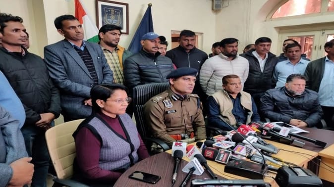 जी क्लब पर फायरिंग करने वाले तीन बदमाश गिरफ्तार, पुलिस ने अन्य साथी से हथियार किए बरामद