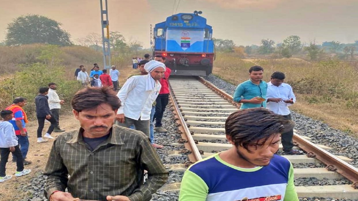 Accident in Seoni Train engine hit inspection trolley in Seoni two Died three seriously injured