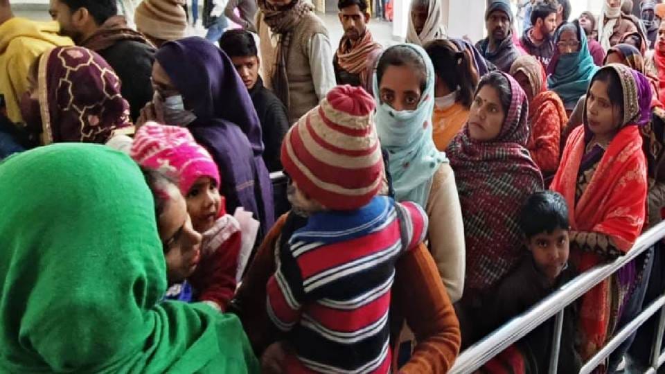 breath, diarrhea and fever patients increased and long lines of patients were seen in hospitals in Kasganj