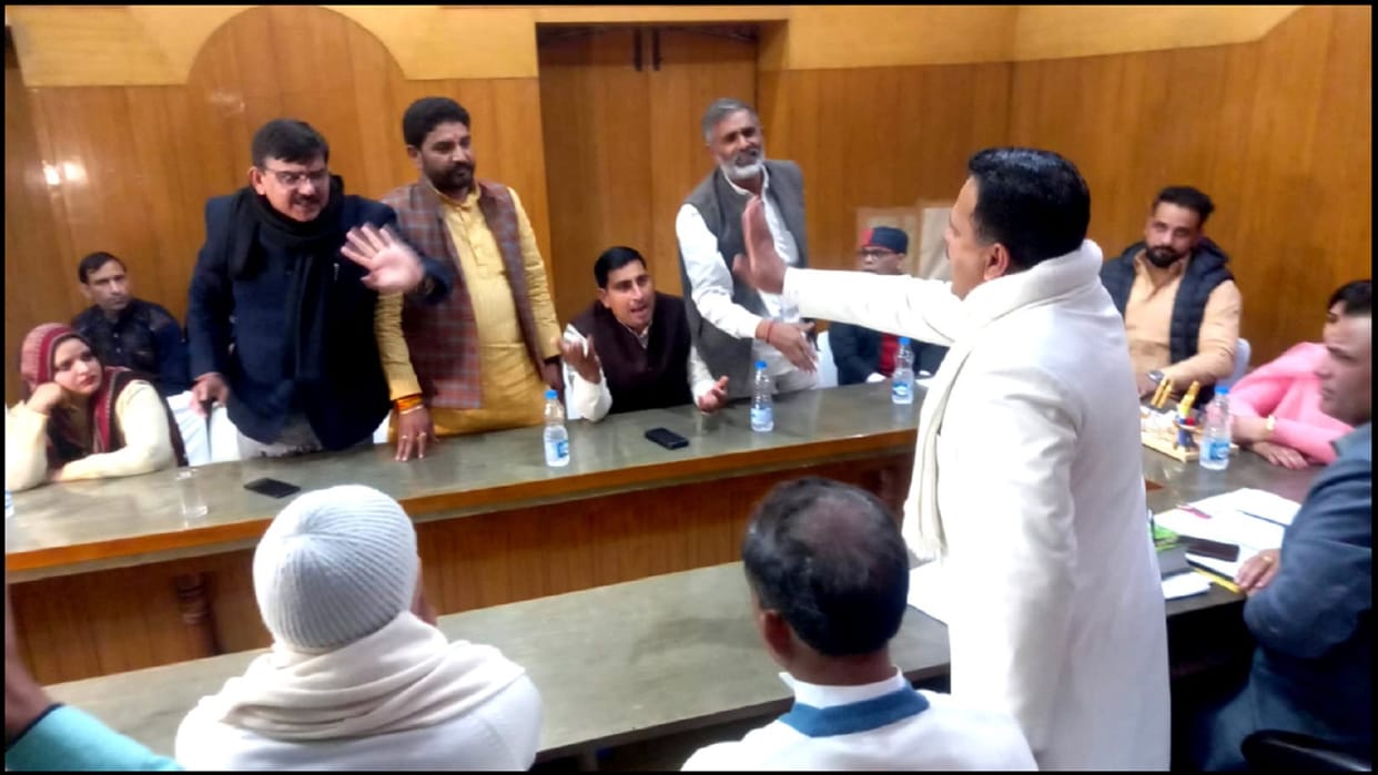 Fight between RLD and BJP members at the district panchayat meeting in Baghpat
