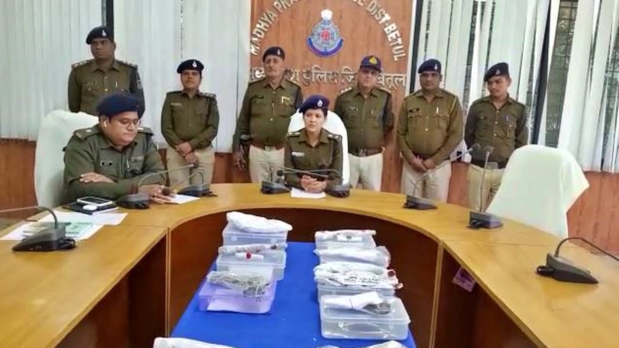 Betul 47 people arrested for possessing illegal weapons 16 bags and four cartridges seized