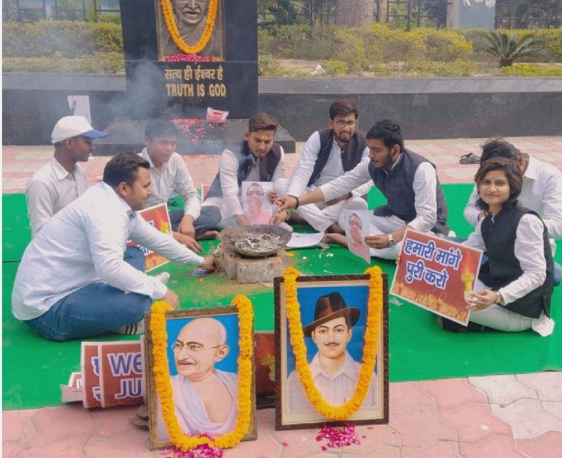 Kashi vidyapith protest: Students perform yagya for the wisdom of election officer, protesters adamant on this
