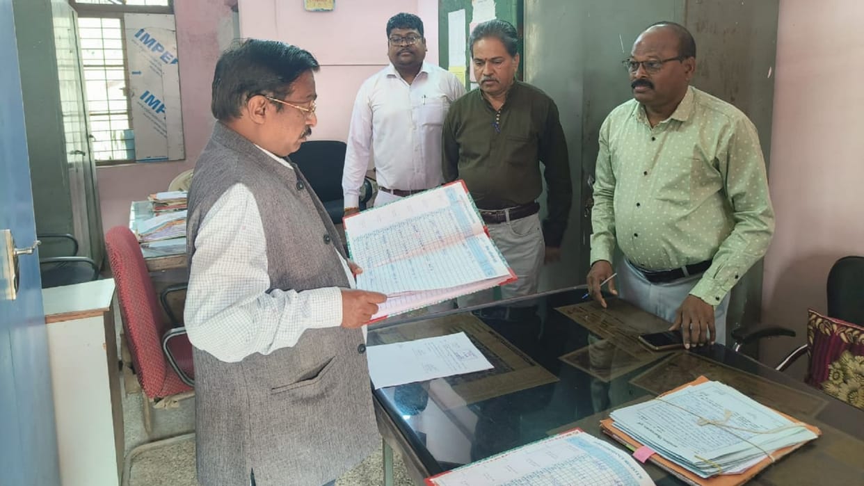 durg divisional commissioner action against five employees absent in office