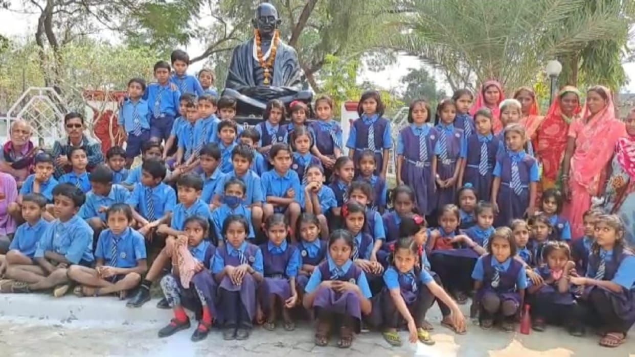 primary school students staged in rajnandgaon collectorate for teacher