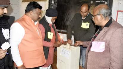 एमएलसी चुनाव के बाद मत पेटिका को सील करते कर्मचारी।