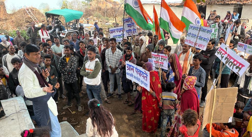 Tribals came out with the tricolor in protest against the Ken-Betwa link