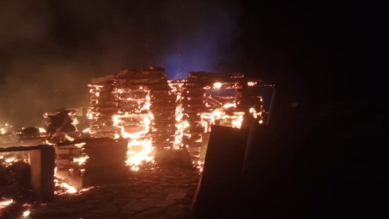 Fierce fire broke out in three houses near Yamunotri Dham in Uttarkashi