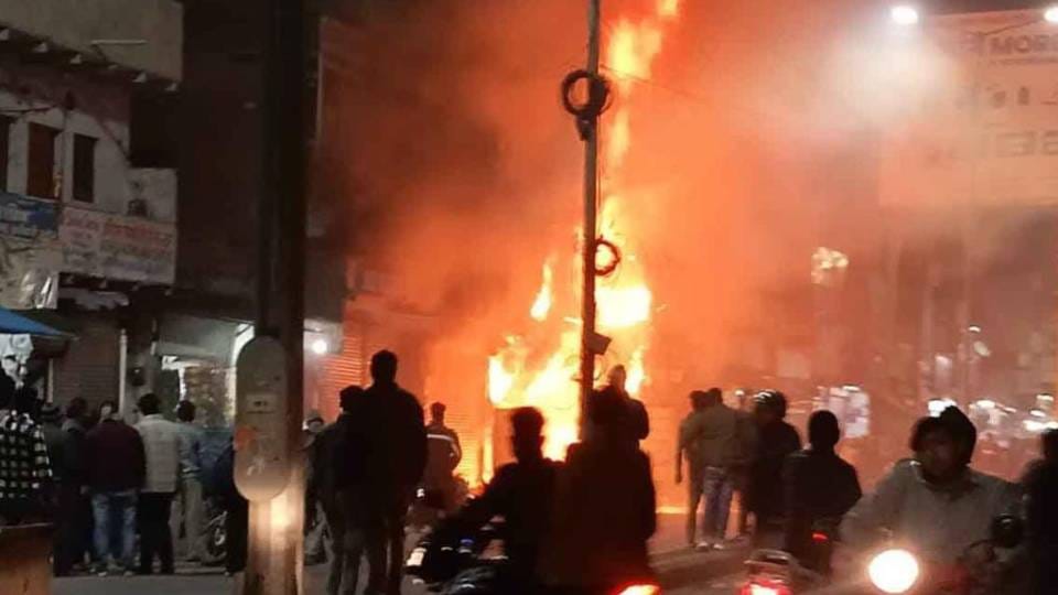 massive fire broke out in garment shop in Dhauli Pyau at Mathura  firefighters are trying to douse fire