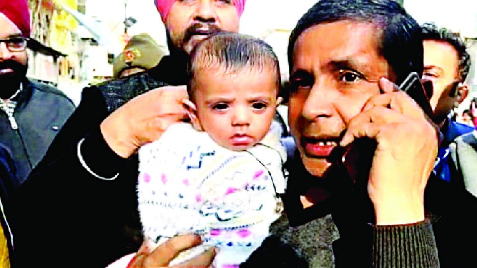 one year old girl got locked in car due to negligence of parents in Lakhimpur kheri