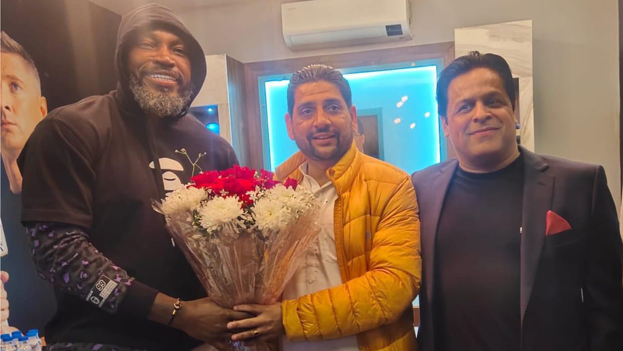 Cricketer Chris Gayle reached sports market of Jalandhar of Punjab