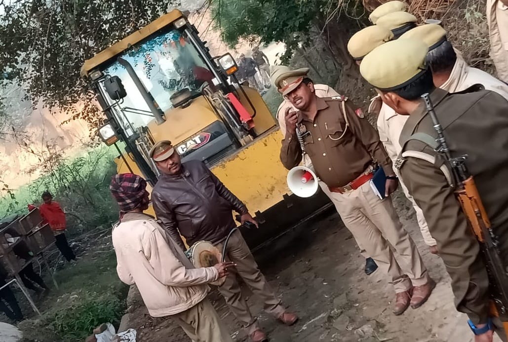 Case of conversion and marriage of minor in Banda, bulldozer thundered at the accuseds house