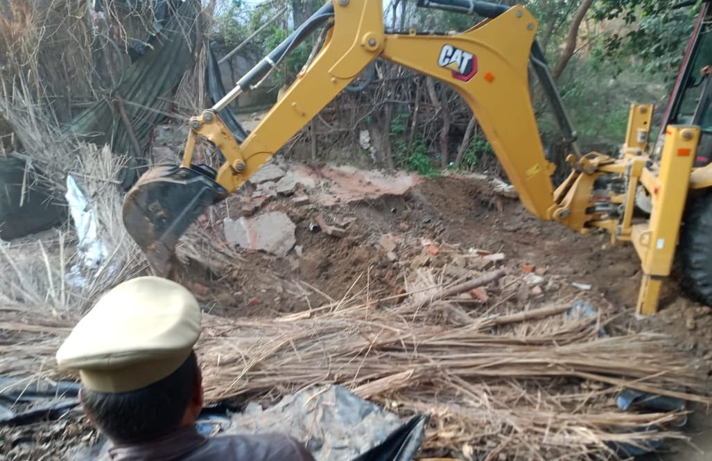 Case of conversion and marriage of minor in Banda, bulldozer thundered at the accuseds house