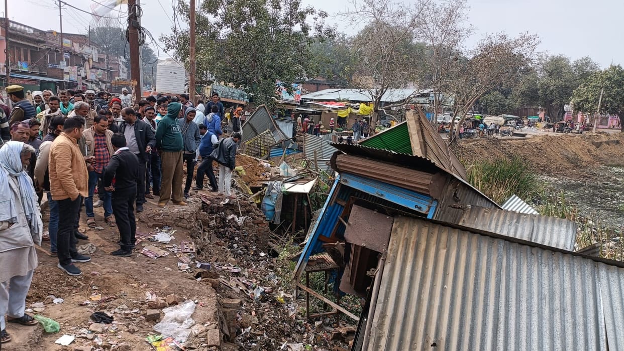 Bulldozer thundered on encroachment in Hamirpur, PWD department removed shops from JCB