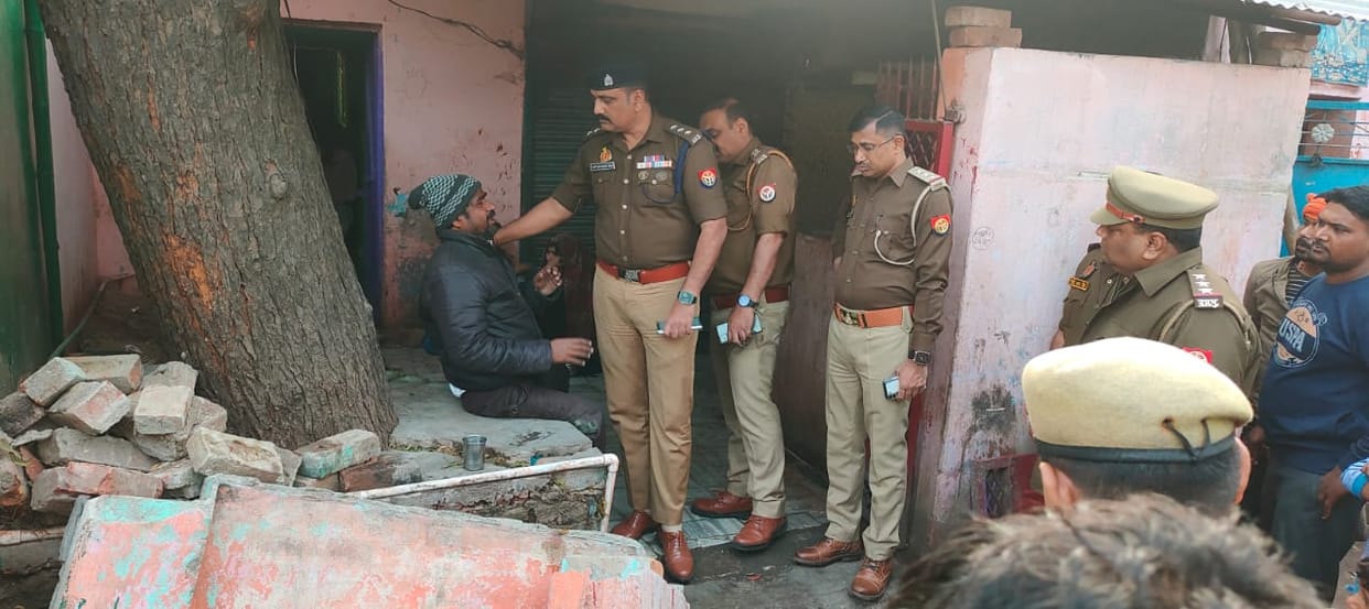 Dilapidated boundary wall collapsed, grandmother and grandson died, three lives saved by luck