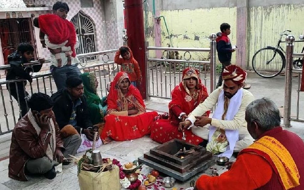 Marriage without dowry, the bride and groom took turns in the temple