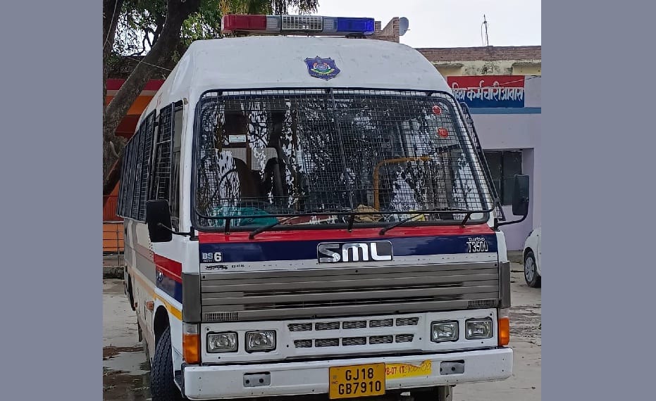 Gujarat police reached in search of the accused of fraud in Farrukhabad
