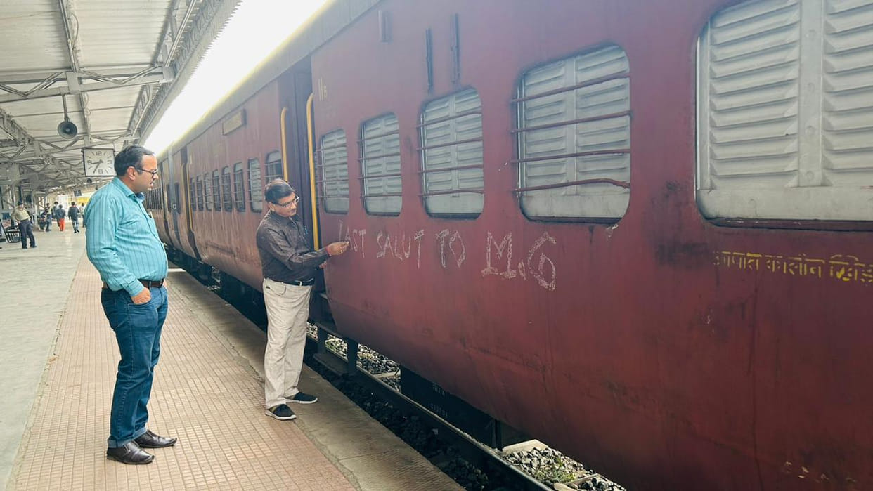Indore News: 146 year old journey ended, passengers said good bye to Mhow Omkareshwar train