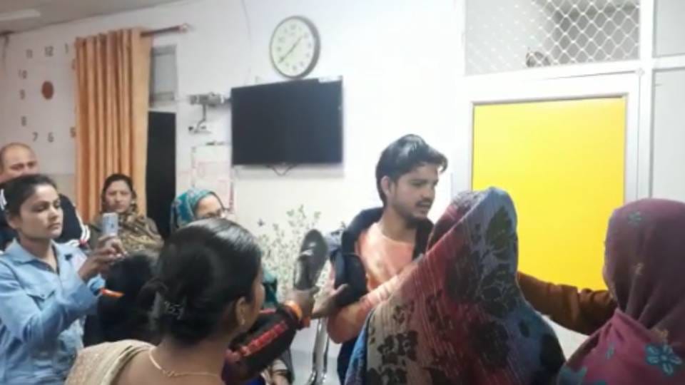 Women beat up a young man with slippers asking for dice for an operation in district hospital in Agra