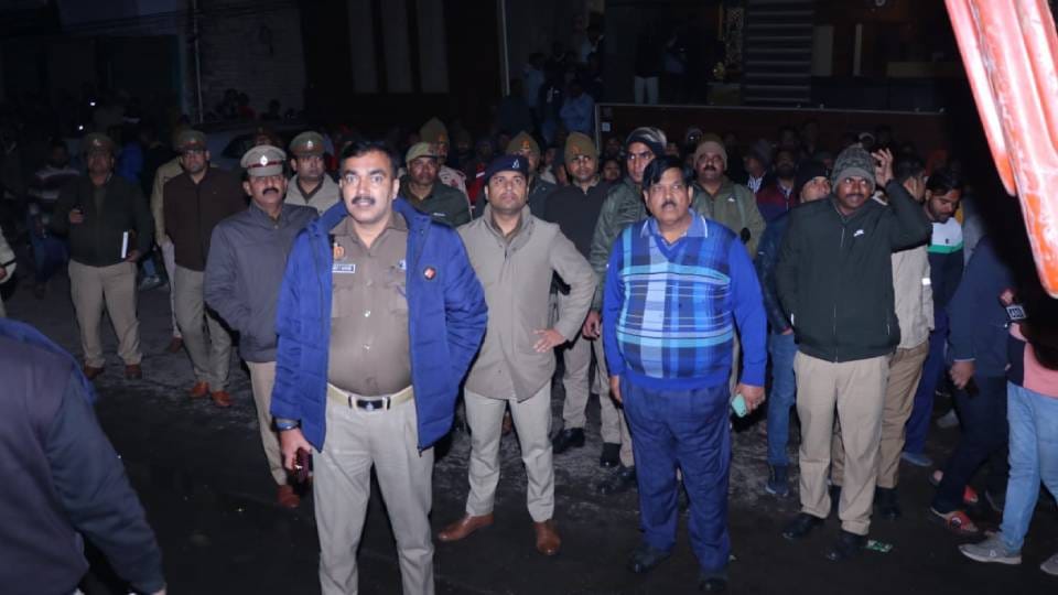 massive fire broke out in garment shop in Dhauli Pyau at Mathura  firefighters are trying to douse fire