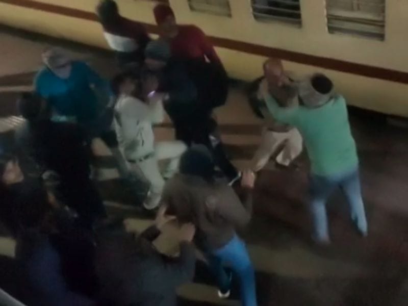 Morena: Controversy over sitting in the reserved coach of the train, youth beat up three soldiers